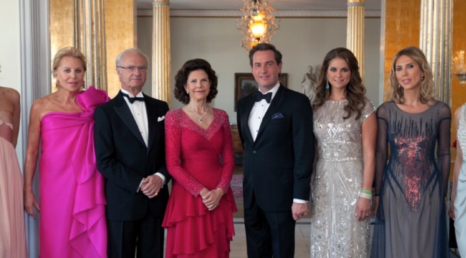 TMs King Carl XVI Gustaf and Queen Silvia of Sweden Host a Gala Dinner. (VIDEOS)
