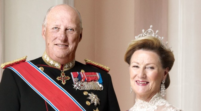 TMs King Harald V and Queen Sonja of Norway Visit Lærdalsøyri. (VIDEO)