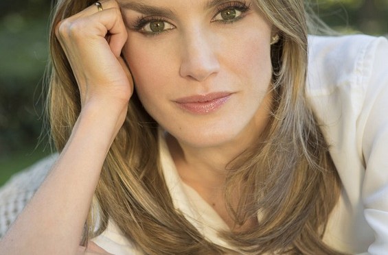 Her Majesty Queen Letizia of Spain Presents an Award at Palacio del Senado. (VIDEO)