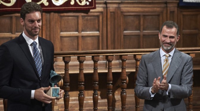 (VIDEO) HM King Felipe VI of Spain Gives an Award to a Former L.A. Laker.